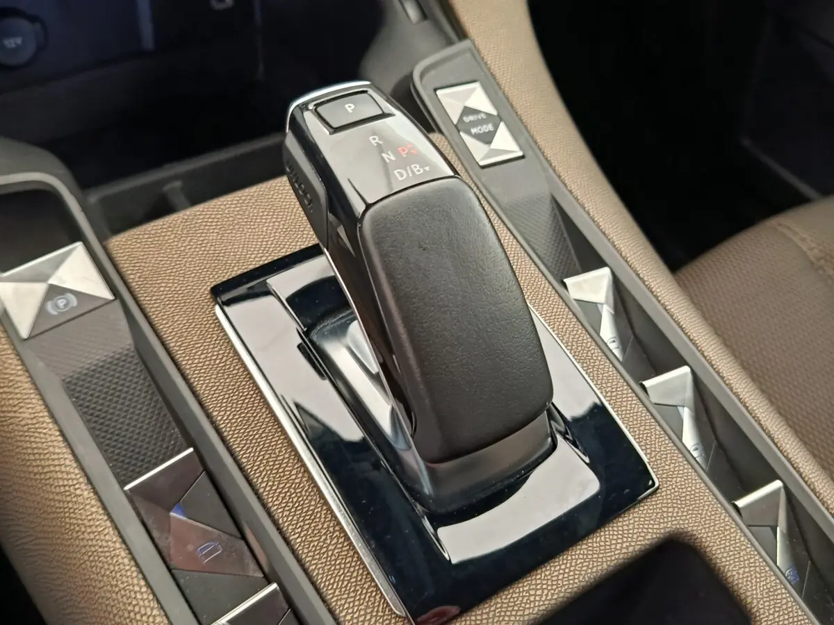 Gros plan sur la commande de boîte automatique noire dans l'intérieur marron du DS7 Crossback E-TENSE 225 BUSINESS.