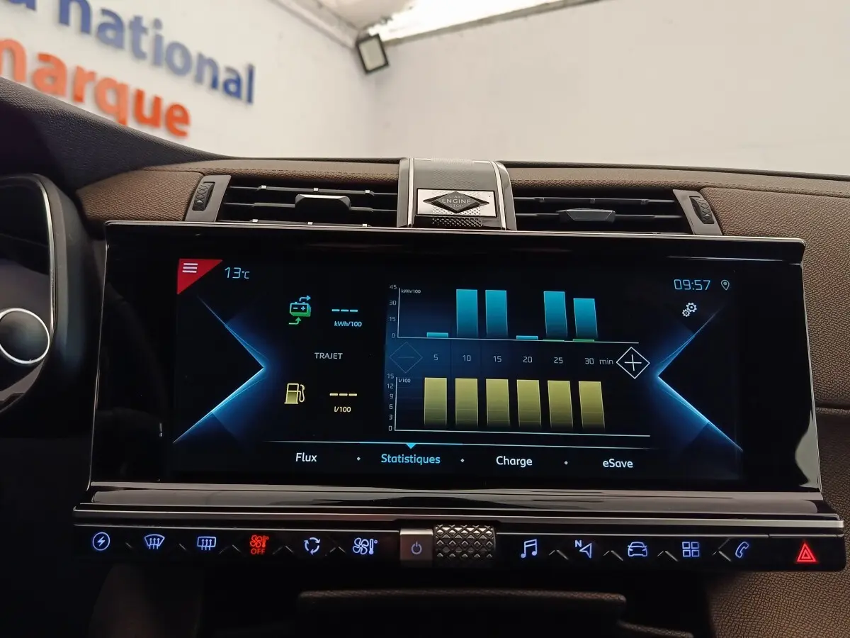 Écran tactile central du tableau de bord du DS7 Crossback gris clair, affichant les statistiques de consommation.