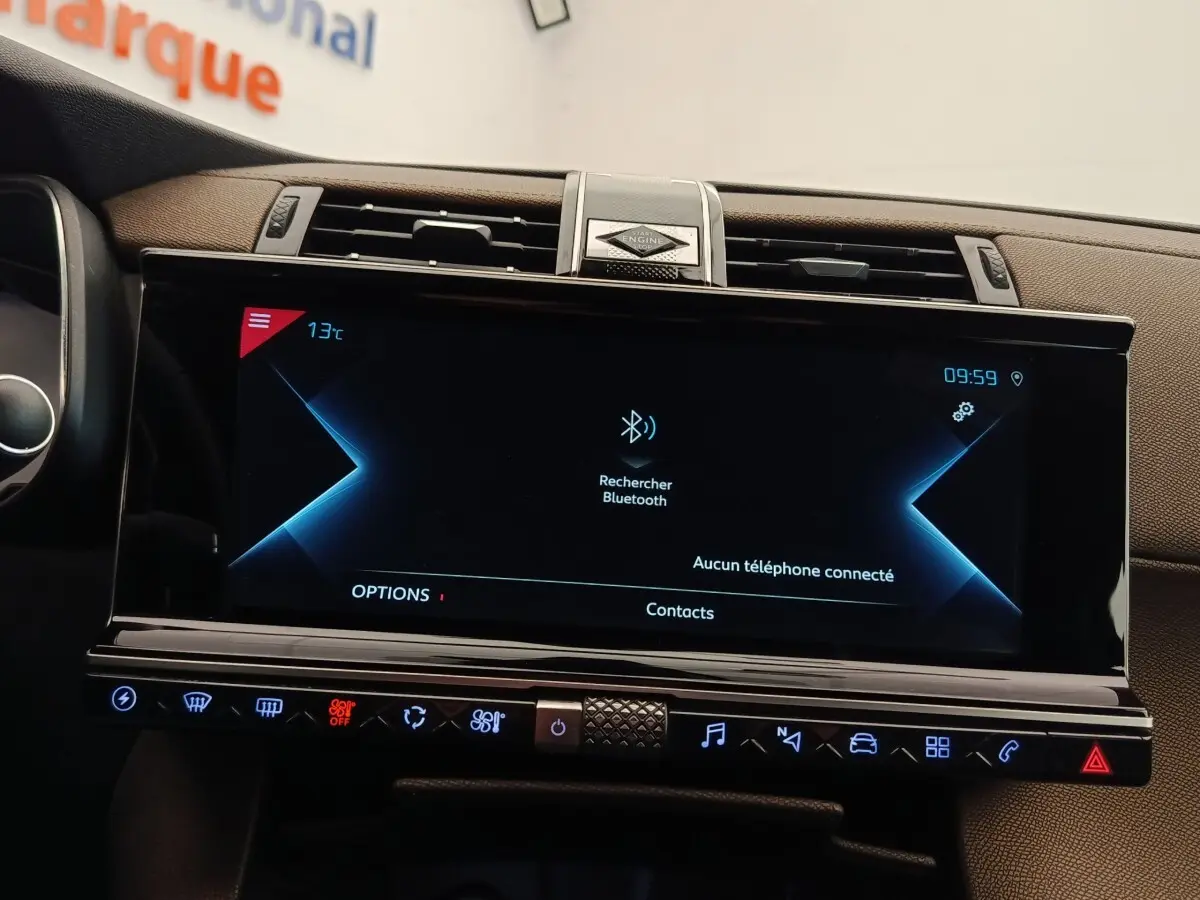Écran tactile central 12 pouces du tableau de bord du DS7 Crossback E-TENSE 225 gris clair, intérieur brun.