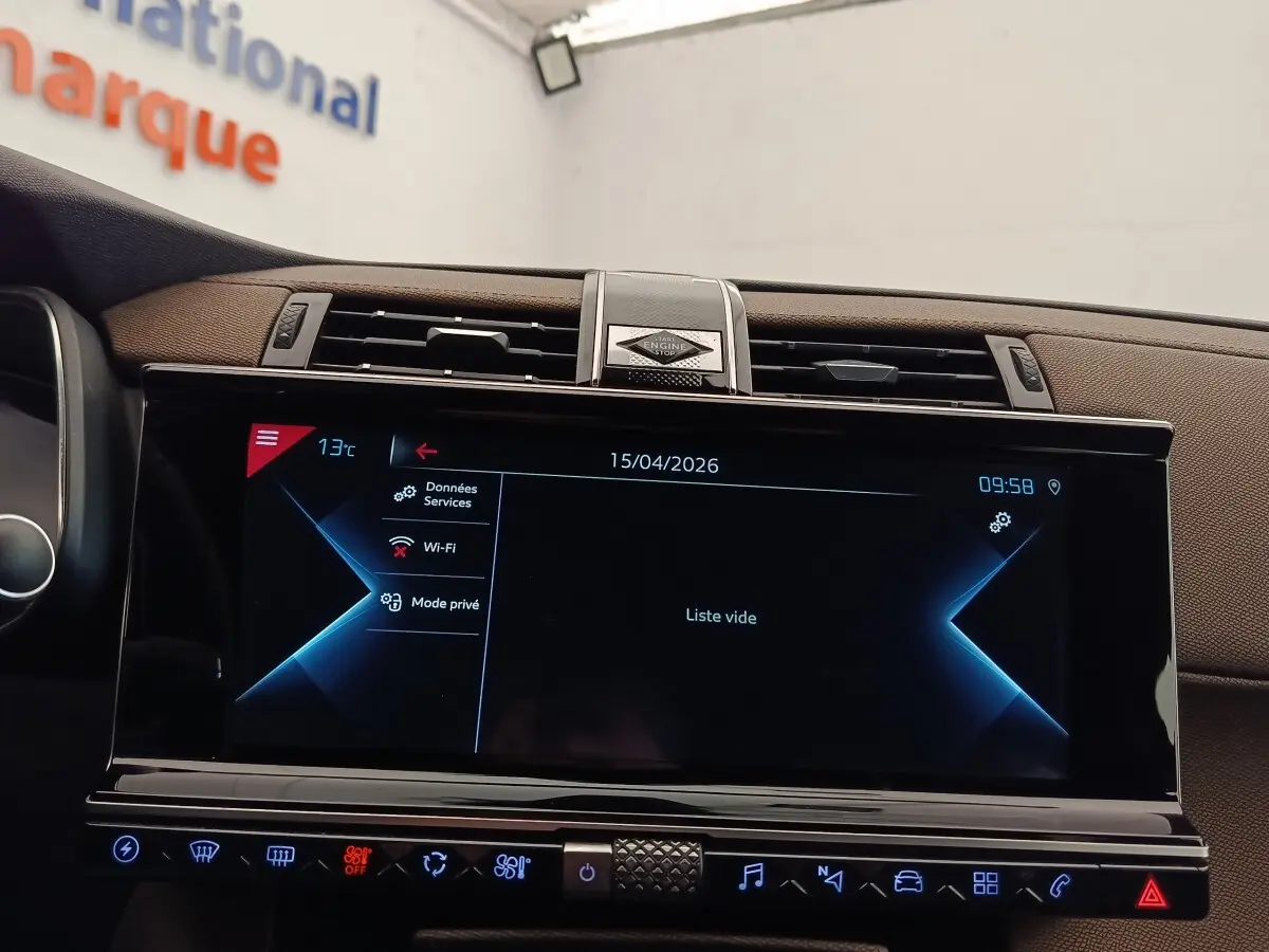 Vue rapprochée de l’écran tactile central noir du tableau de bord marron du DS7 Crossback E-TENSE 225 BUSINESS gris clair.