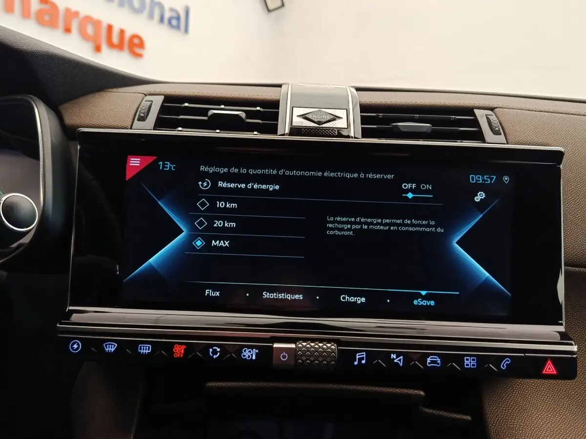 Écran tactile central du tableau de bord du DS7 Crossback E-TENSE 225, affichant les réglages d'autonomie électrique.