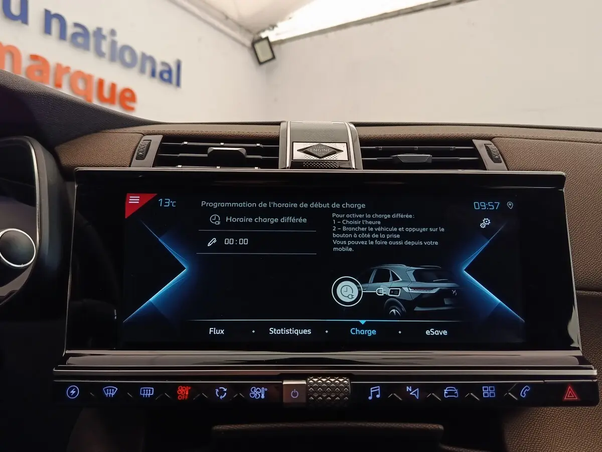 Écran tactile central du tableau de bord du DS7 Crossback E-TENSE 225, affichant la programmation de charge.