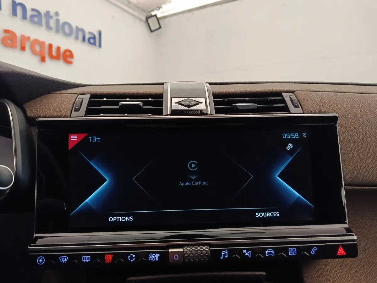 Vue rapprochée de l’écran tactile central du tableau de bord du DS7 Crossback E-TENSE 225 gris clair, affichant Apple CarPlay.