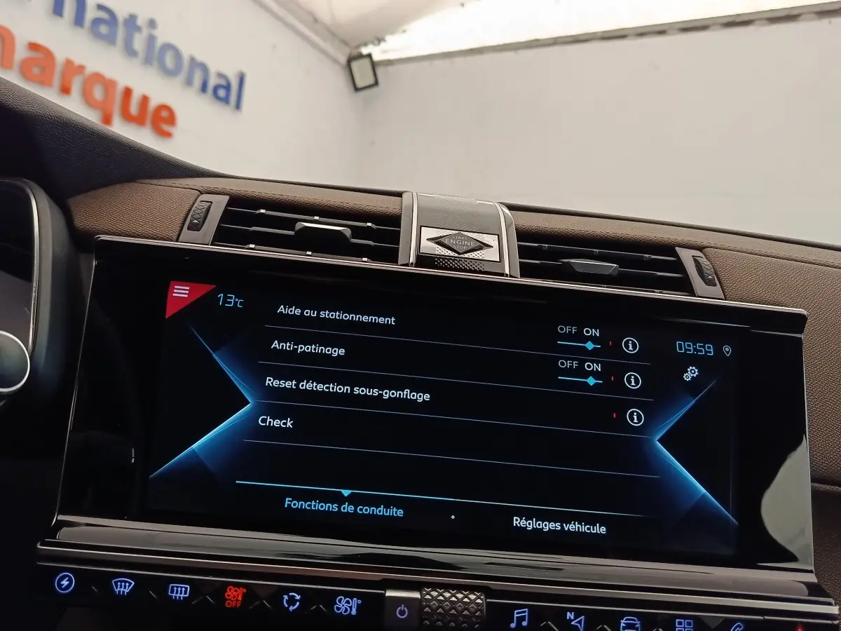 Écran tactile central du tableau de bord du DS7 Crossback E-TENSE 225, affichant les aides à la conduite.