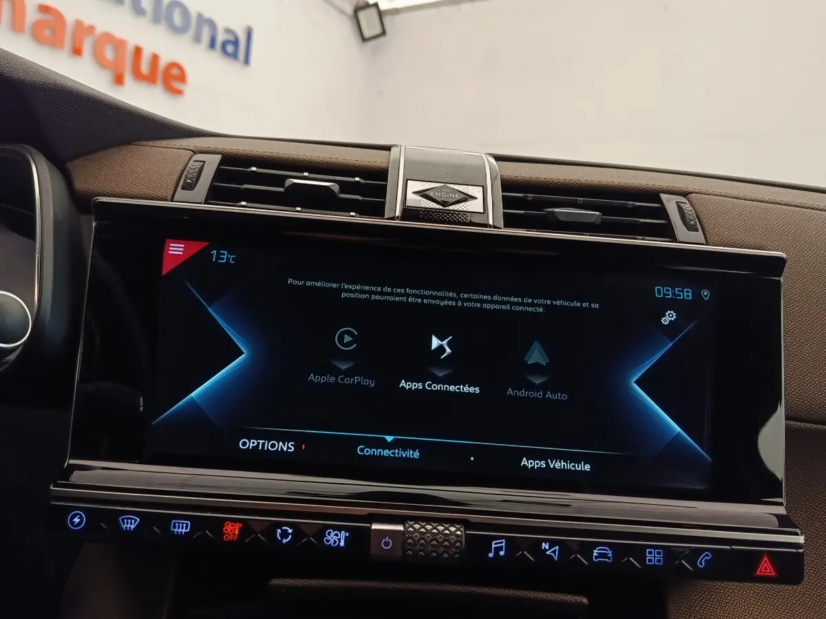 Écran tactile central du tableau de bord du DS7 Crossback E-TENSE 225, affichant Apple CarPlay et Android Auto.