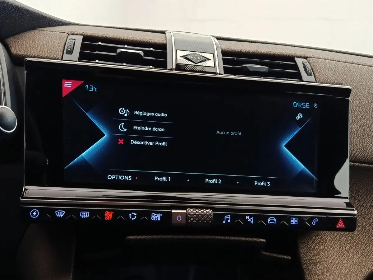 Écran tactile central allumé du DS7 Crossback E-TENSE 225 Business, vue intérieure du tableau de bord en noir et marron.