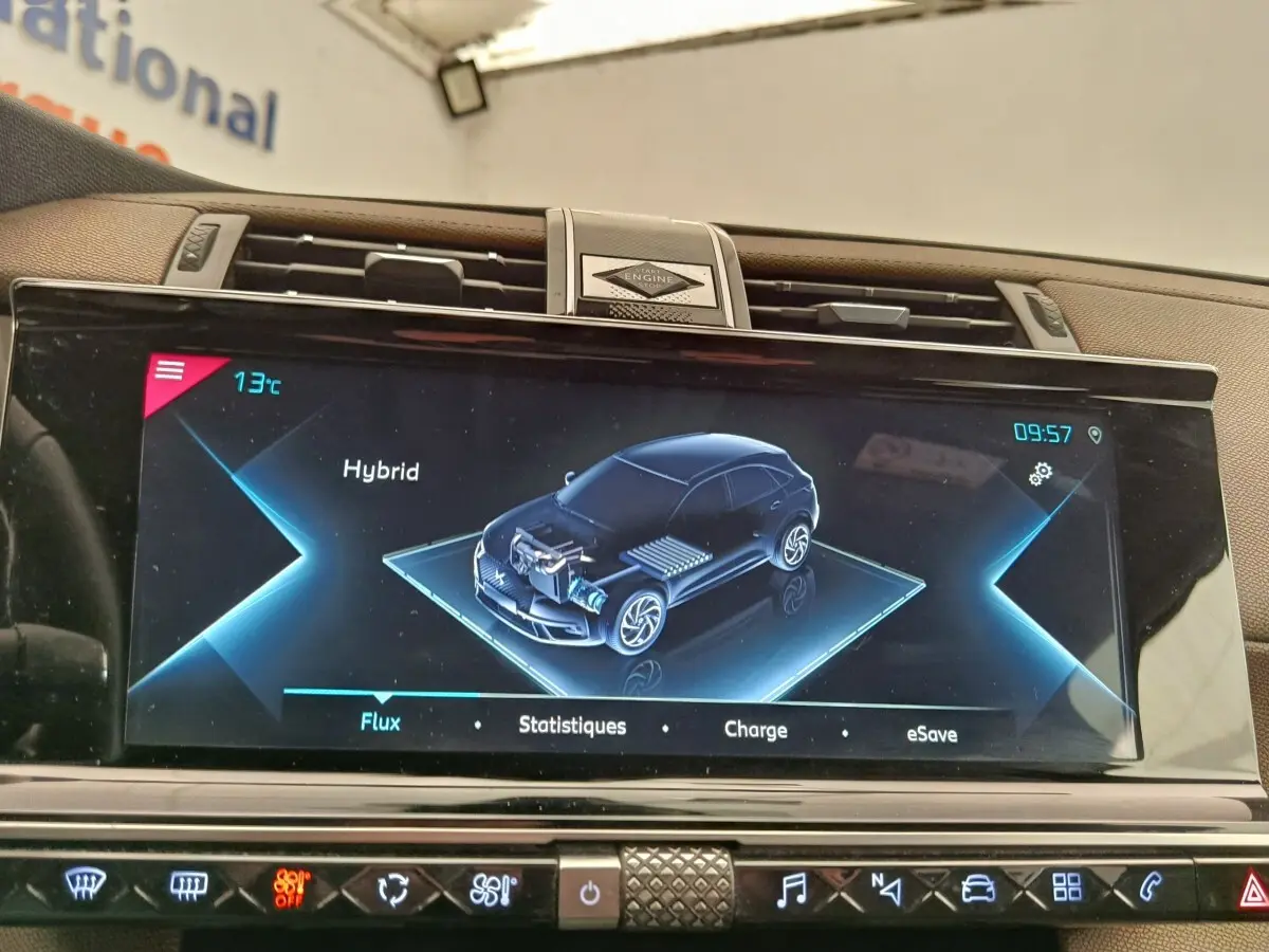 Gros plan sur l'écran tactile central du tableau de bord du DS7 Crossback gris clair, affichant le mode hybride.
