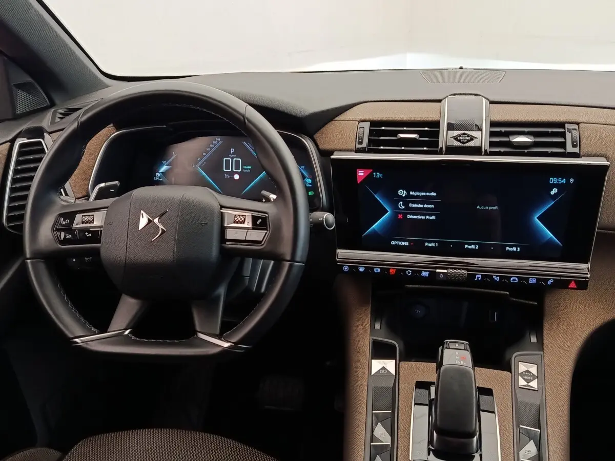 Vue intérieure frontale du tableau de bord du DS7 Crossback E-TENSE 225 Business avec volant cuir et écran tactile 12 pouces.