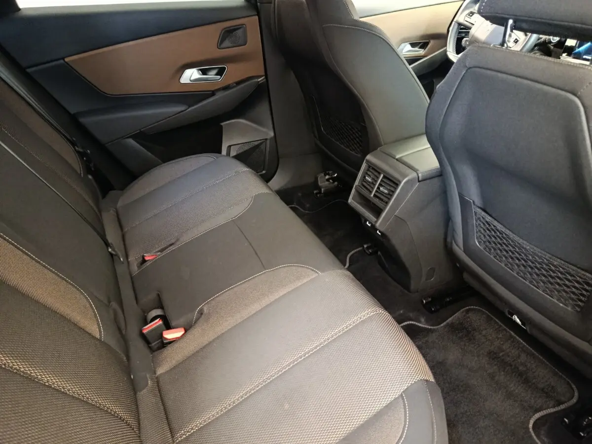 Vue arrière intérieure du DS7 Crossback E-TENSE 225 Business montrant les sièges noirs et les aérateurs centraux arrière.