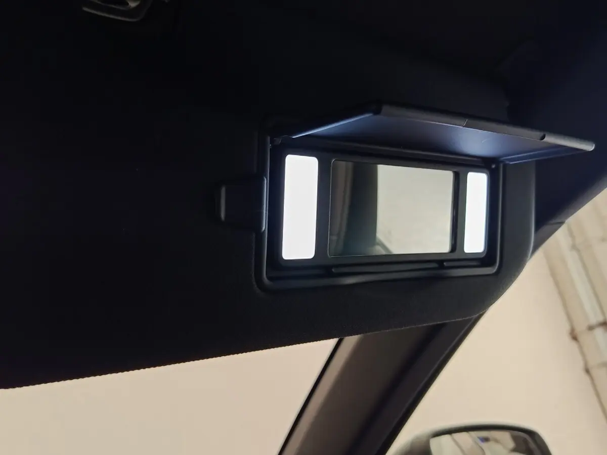 Miroir de courtoisie éclairé sur pare-soleil intérieur côté conducteur d’un DS7 Crossback gris clair 2022.