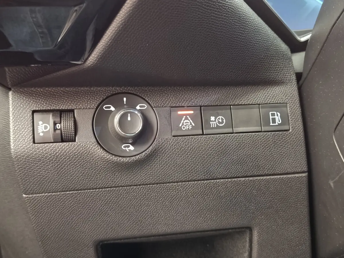 Gros plan sur les commandes latérales noires du tableau de bord du DS7 Crossback E-TENSE 225 BUSINESS 2022.