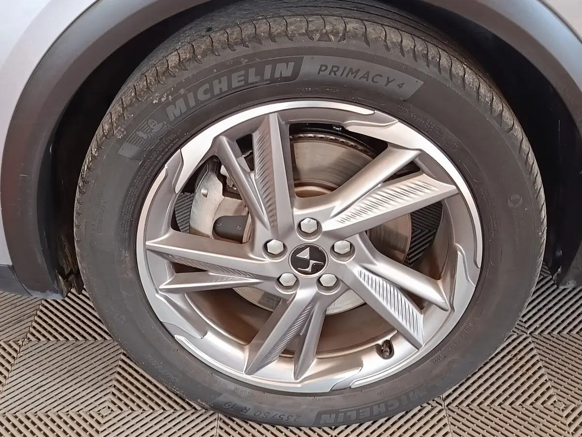 Gros plan sur la roue avant droite gris clair du DS7 Crossback E-TENSE avec jante alliage et pneu Michelin.