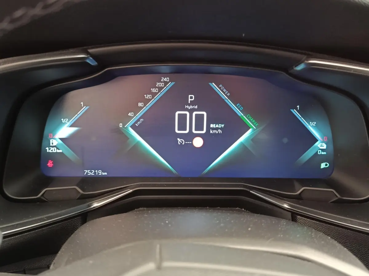 Tableau de bord numérique du DS7 Crossback E-TENSE 225, affichage hybride avec vitesse et indicateurs énergie.
