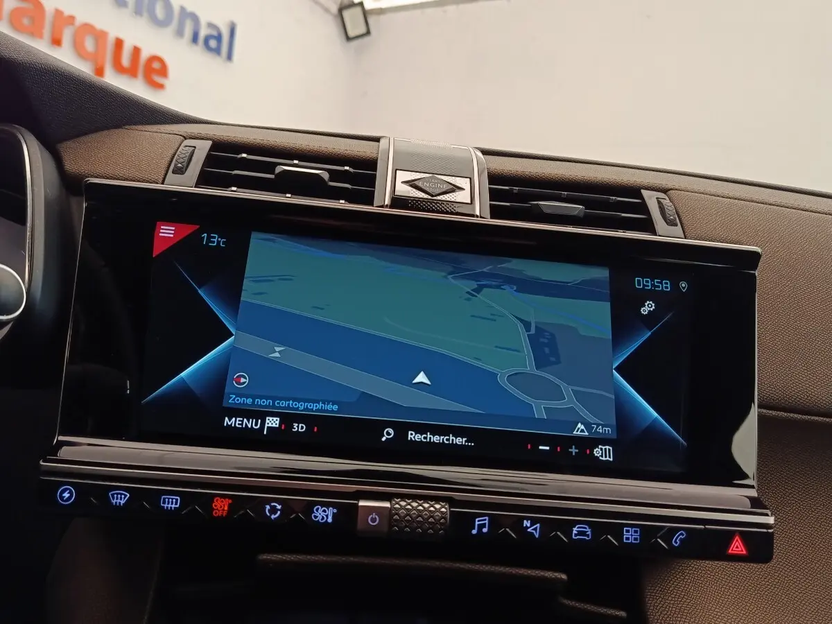 Écran tactile central du tableau de bord du DS7 Crossback gris clair, affichant la navigation en 3D.