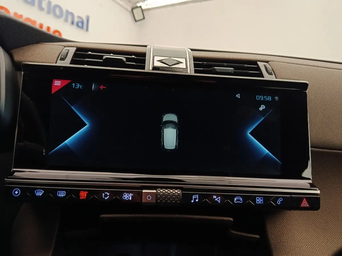 Vue rapprochée de l’écran tactile central noir du tableau de bord du DS7 Crossback E-TENSE 225 BUSINESS.