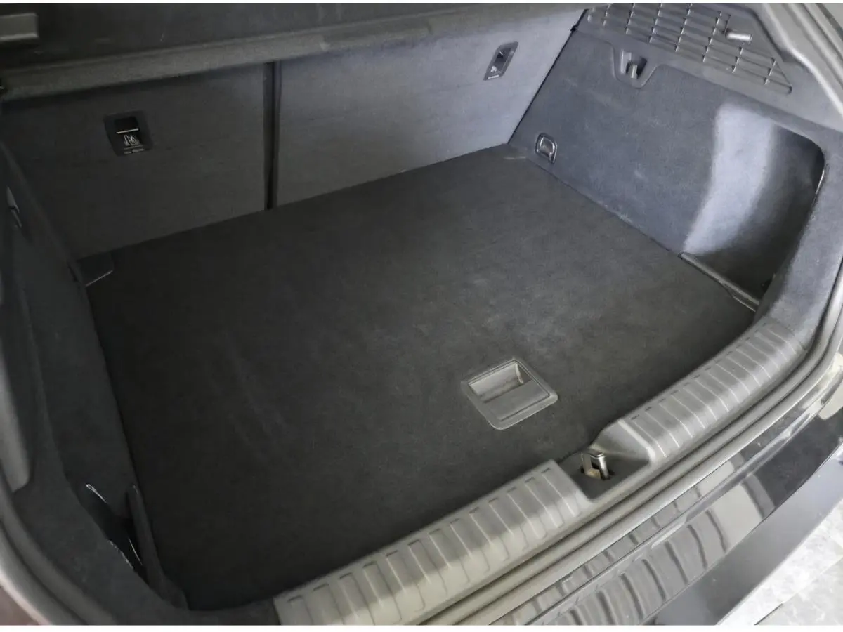 Coffre spacieux vu de dessus, intérieur noir, Audi A3 Sportback 2023 avec seuil de chargement visible.