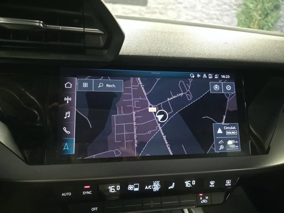 Vue rapprochée de l’écran tactile central du tableau de bord affichant la navigation sur Audi A3 Sportback noire.