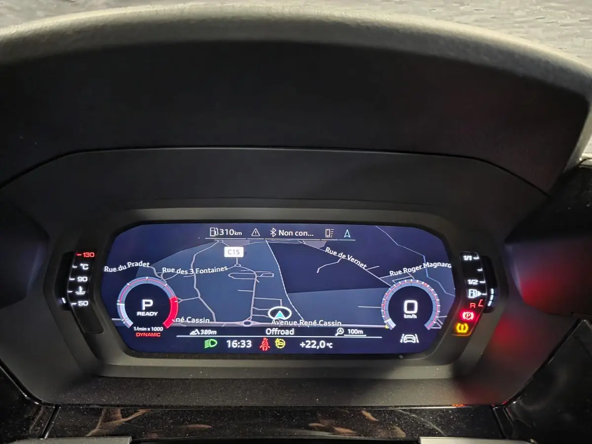 Tableau de bord numérique Audi A3 Sportback 2023 affichant la navigation et les indicateurs en mode dynamique.