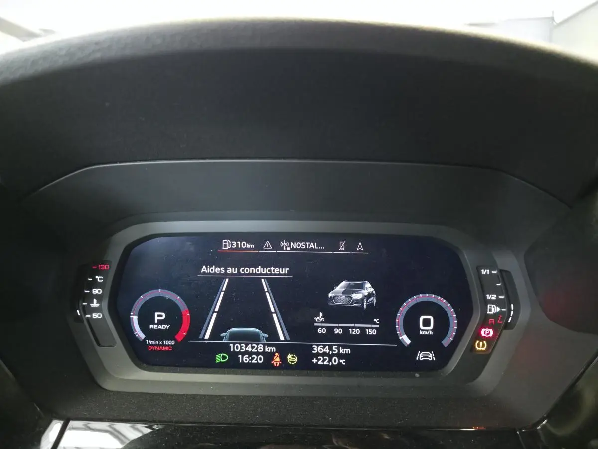 Tableau de bord numérique Audi A3 Sportback 2023 affichant aides au conducteur et informations de conduite.