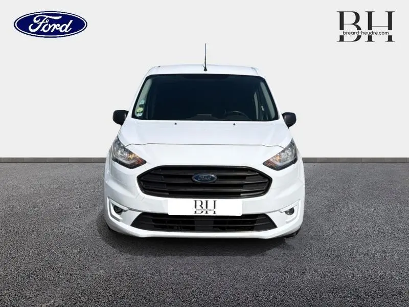 Vue avant d'un Ford Transit Connect FGN blanc glacier de 2020 avec calandre noire et phares halogènes allumés.