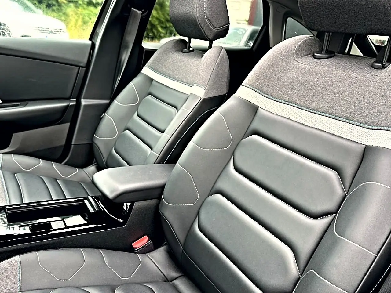 Gros plan sur les sièges avant gris cuir et tissu de la Citroën C4 1.5 BlueHDi 130 Max automatique 2024.