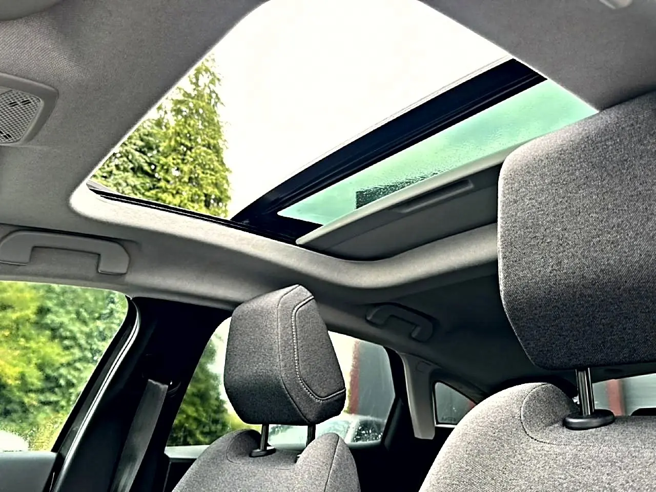 Vue intérieure du toit ouvrant panoramique et des appuie-têtes avant en tissu gris du Citroën C4 2024.