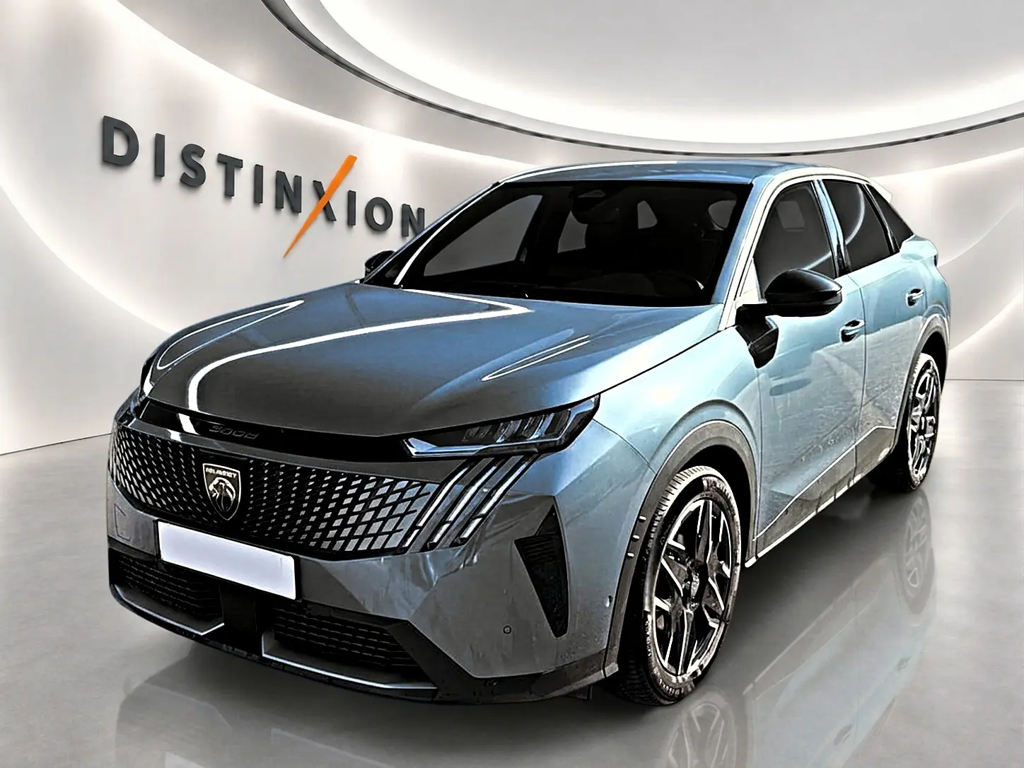 Peugeot 3008 bleu en 3/4 avant droit, avec calandre distinctive et jantes alliage noires brillantes.