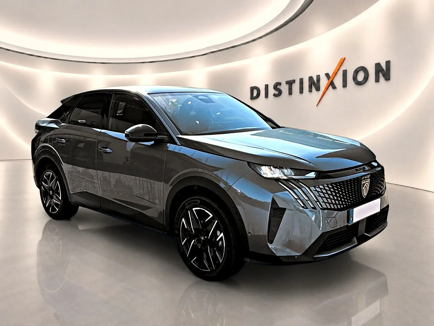 Peugeot 3008 gris métallisé en 3/4 avant droit, avec calandre distinctive et jantes alu noires.