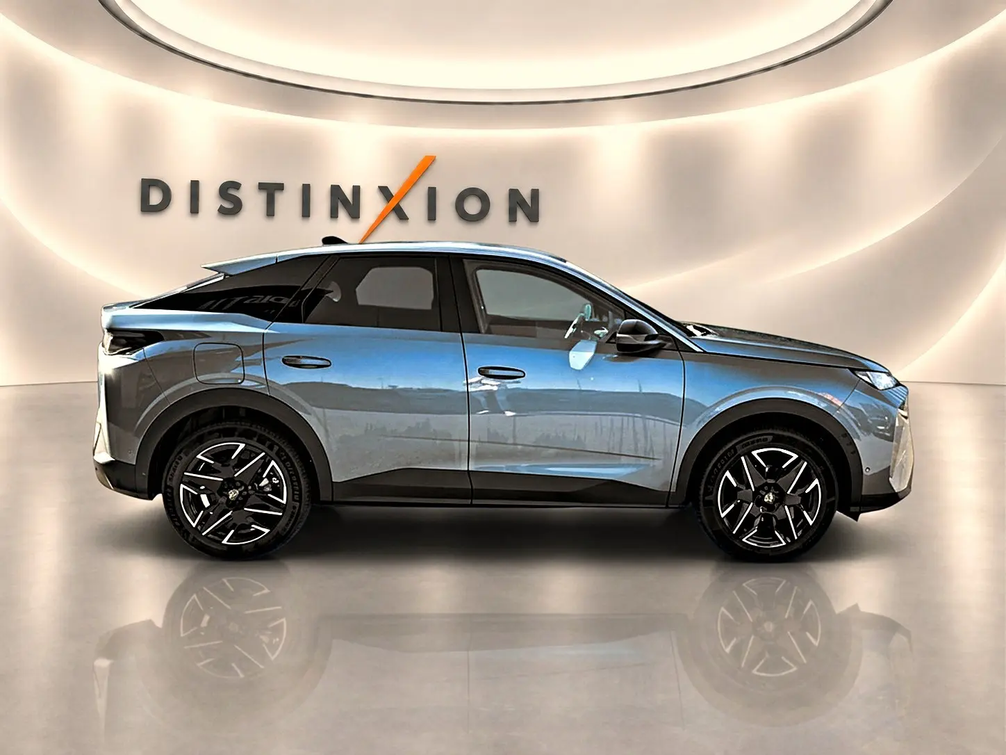 Peugeot 3008 bleu vue de profil côté gauche, avec jantes alu noires et toit noir contrasté en arrière-plan studio.