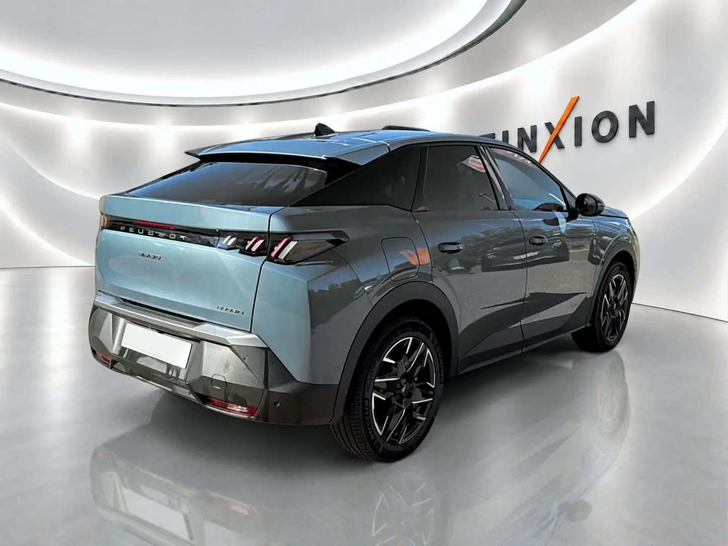 Vue 3/4 arrière droite d’un Peugeot 3008 bleu 2025 avec jantes alu et toit noir dans un showroom moderne.