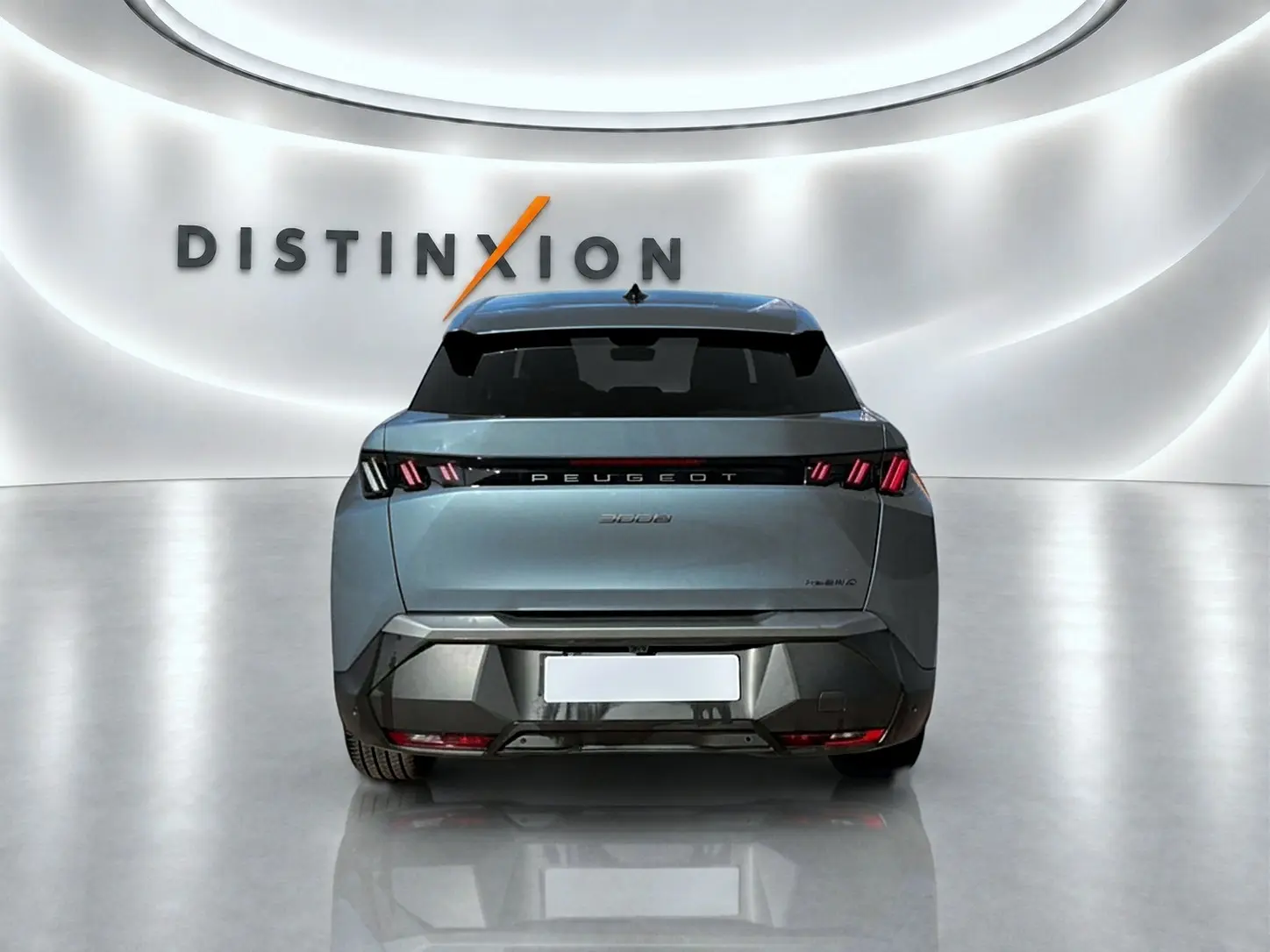 Vue arrière d'un Peugeot 3008 hybride bleu 2025 avec feux arrière LED et becquet dans un showroom lumineux.