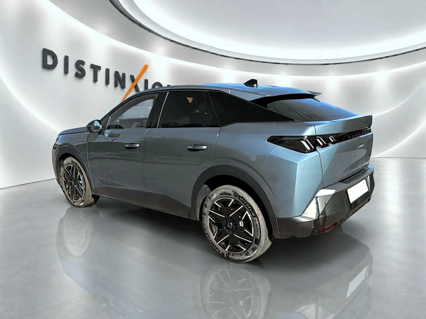 Peugeot 3008 bleu en 3/4 arrière droit, avec jantes alu noires et toit noir contrasté dans un showroom lumineux.