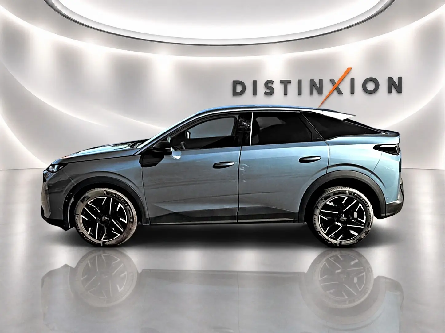 Profil droit du Peugeot 3008 bleu 2025 avec jantes alu noires et toit noir, sur fond blanc avec logo Distinxion.