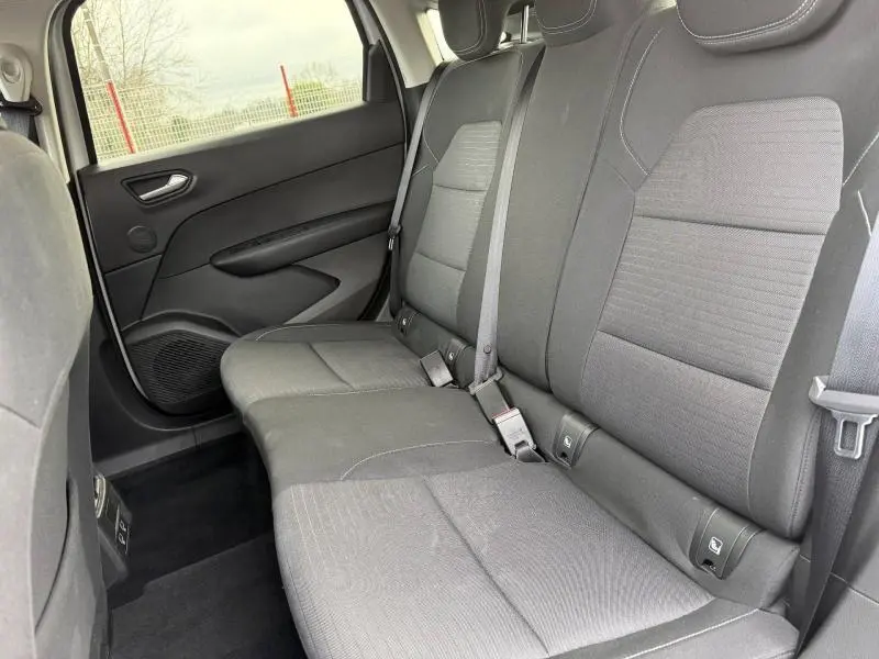 Vue intérieure de la banquette arrière noire du Renault Arkana 2025, montrant les sièges et ceintures de sécurité.