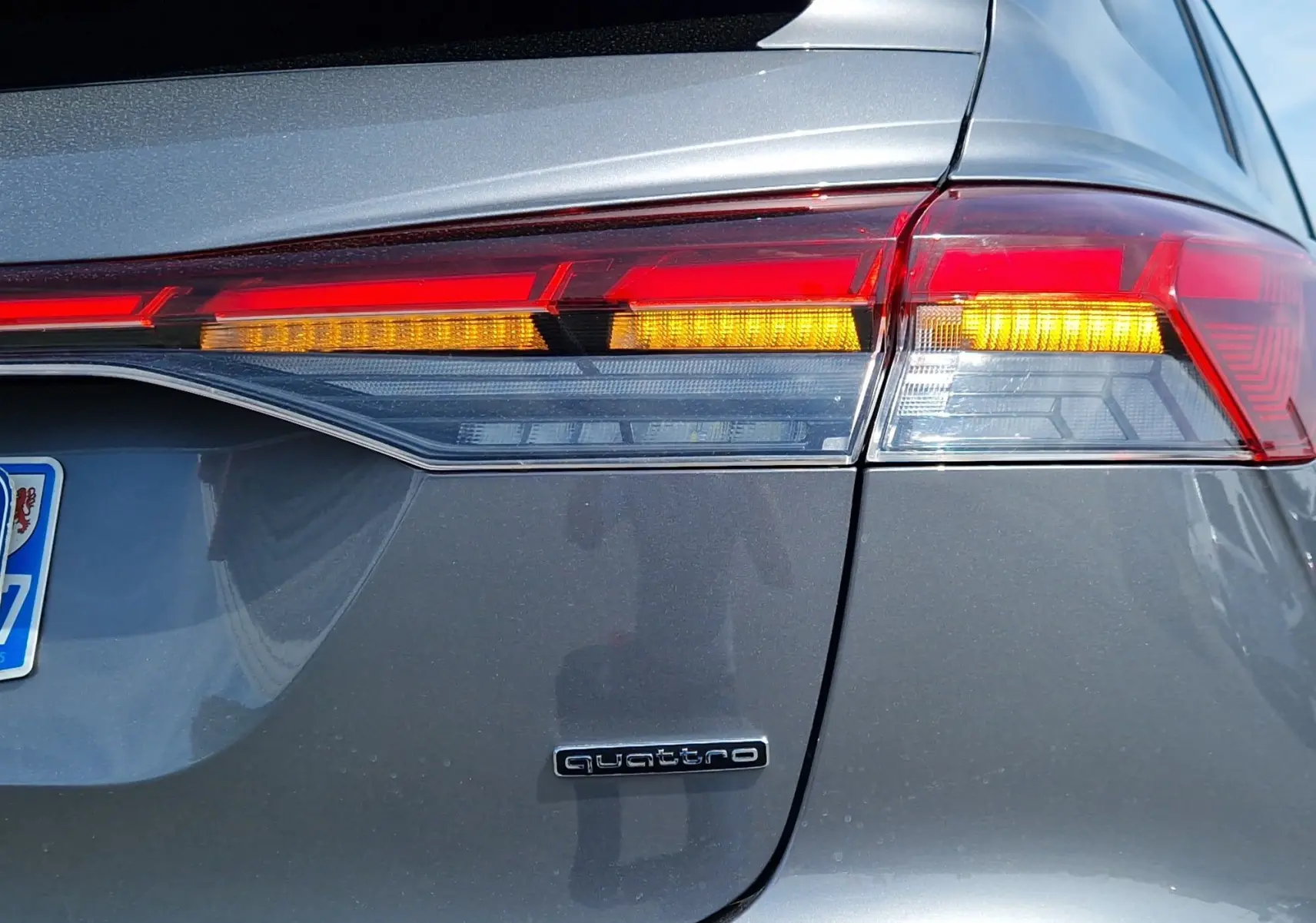 Gros plan sur le feu arrière droit gris thyphon d'un Audi Q4 E-TRON SPORTBACK 50 quattro 2022 avec logo quattro.