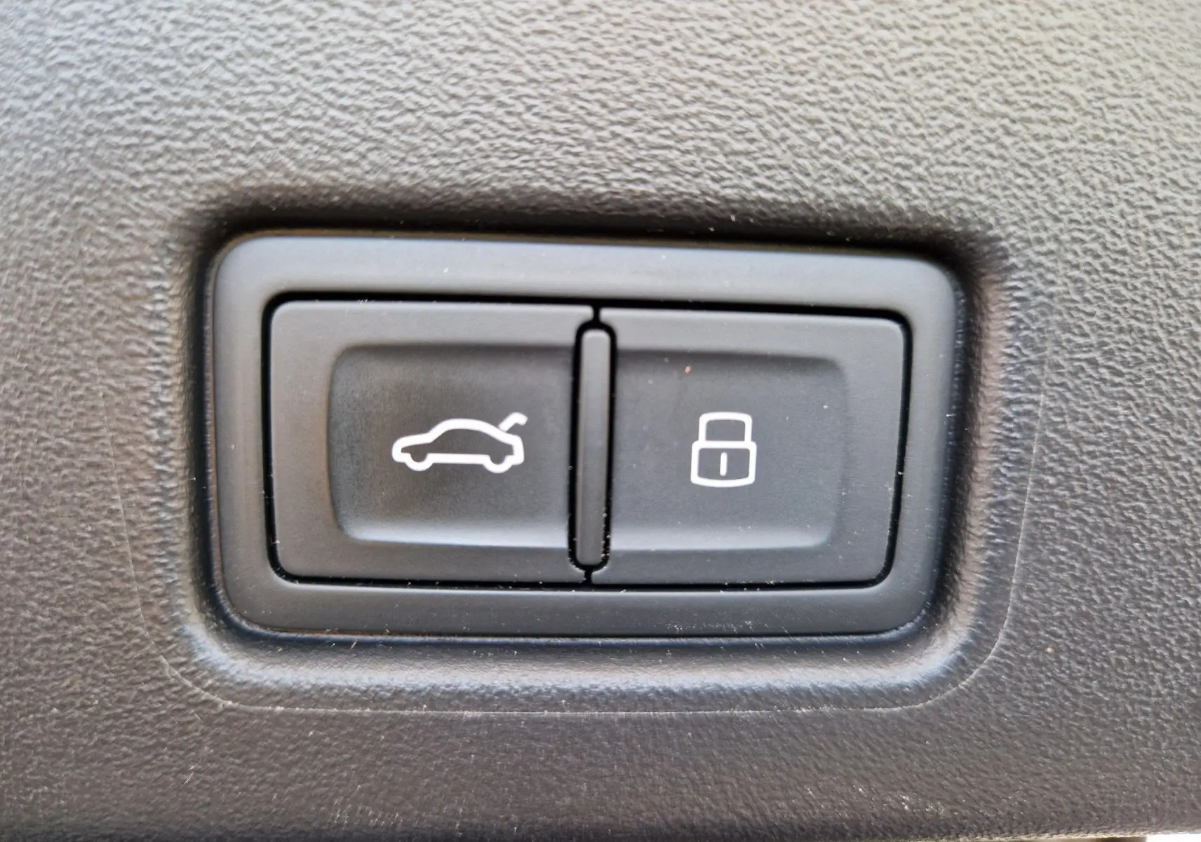 Boutons de commande du coffre et de verrouillage dans l'habitacle d'un Audi Q4 E-TRON Sportback gris thyphon.