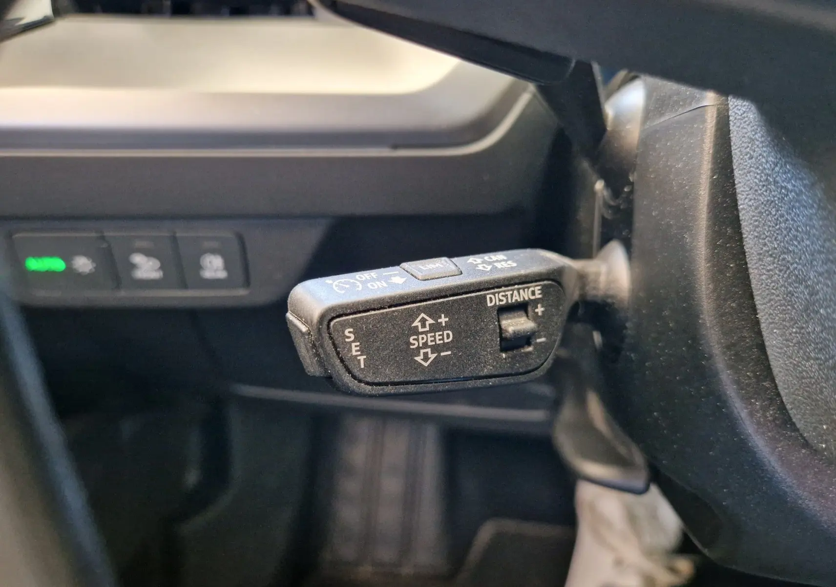 Gros plan sur la commande de régulateur de vitesse adaptatif dans l'Audi Q4 E-TRON SPORTBACK gris thyphon de 2022.