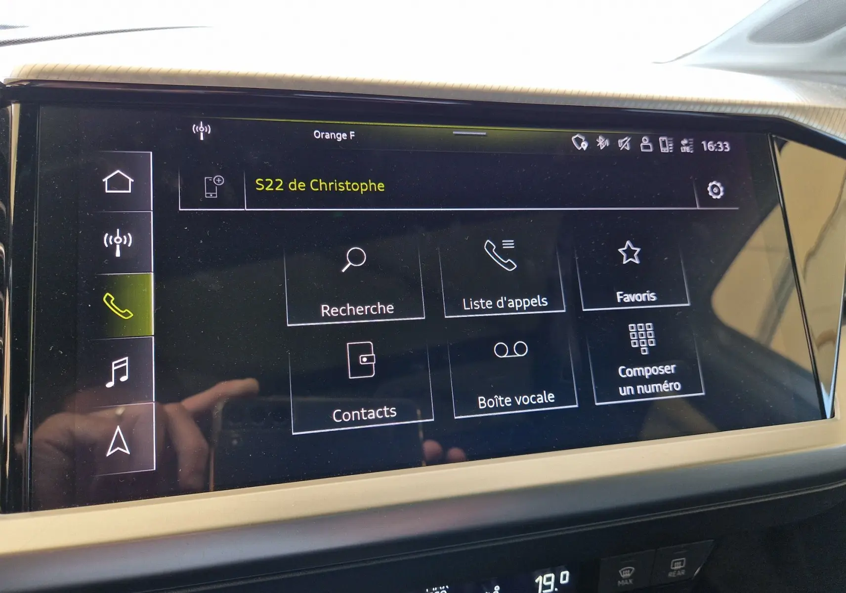 Écran tactile central de l'Audi Q4 E-TRON SPORTBACK 50 quattro 2022 affichant le menu appels en intérieur noir et beige.