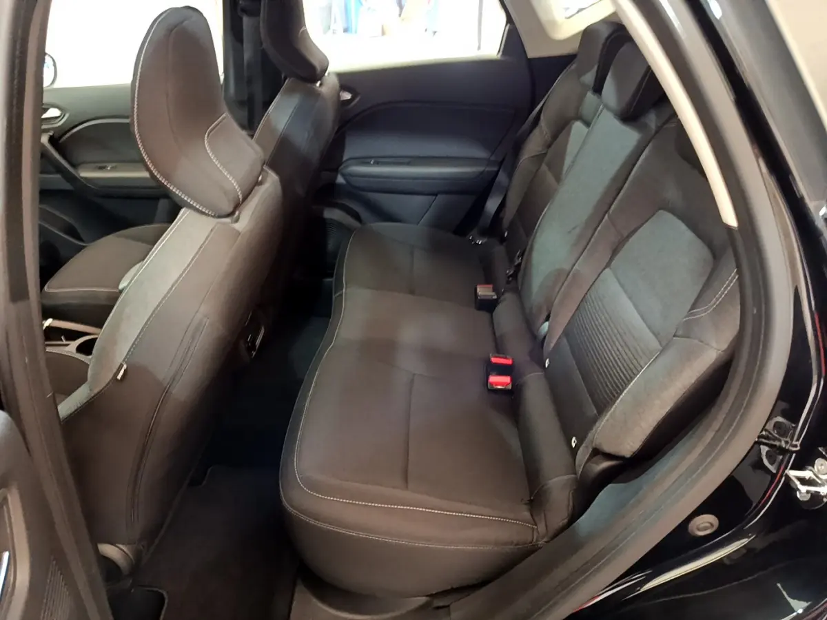 Vue intérieure côté droit sur la banquette arrière noire du Renault Captur Business Blue dCi 95 de 2020.