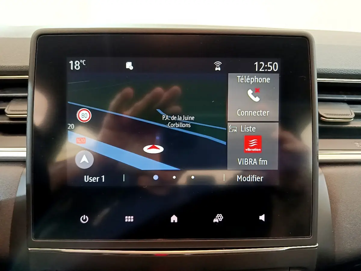 Écran tactile central du tableau de bord du Renault Captur Business Blue dCi 95 affichant la navigation et la radio.