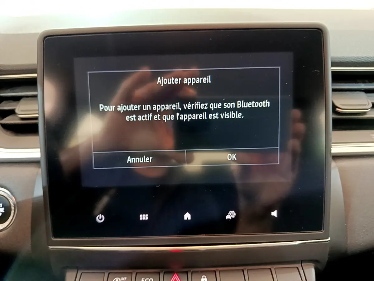 Écran tactile central du tableau de bord du Renault Captur Business noir, affichant le menu d'ajout Bluetooth.