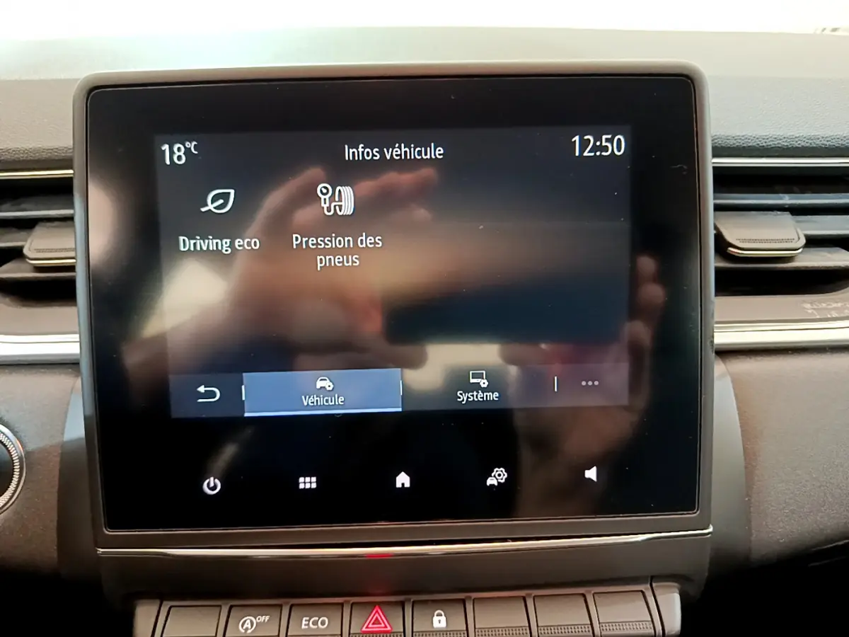 Écran tactile central affichant les infos véhicule sur un Renault Captur Business noir, vue intérieure frontale.