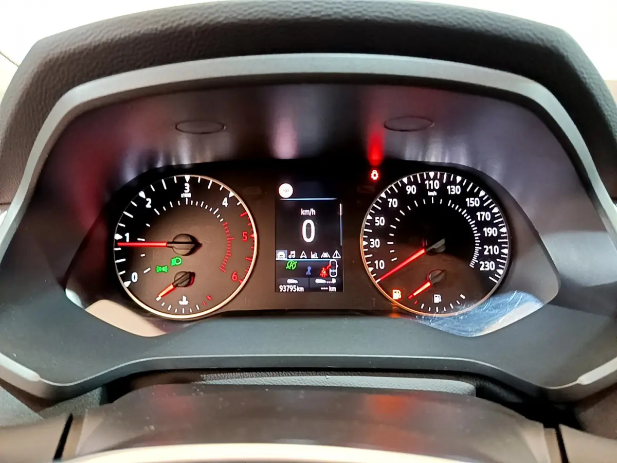 Tableau de bord du Renault Captur Business Blue dCi 95 2020, affichage numérique et compteurs analogiques au repos.