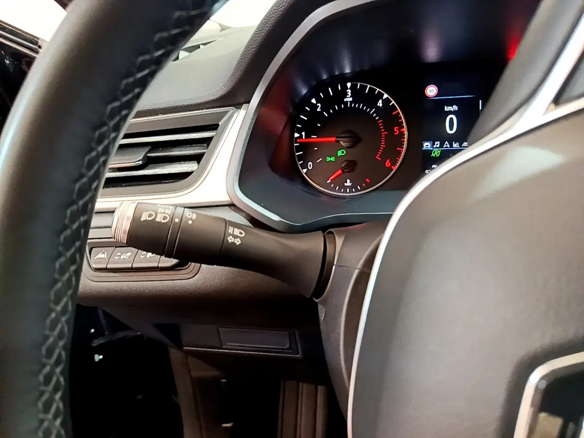 Détail du tableau de bord côté gauche du Renault Captur noir 2020 avec compte-tours et affichage digital.