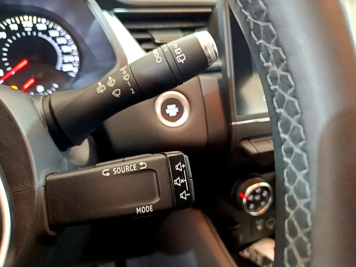 Gros plan sur les commandes au volant et bouton démarrage d'un Renault Captur noir, version Business Blue dCi 95.