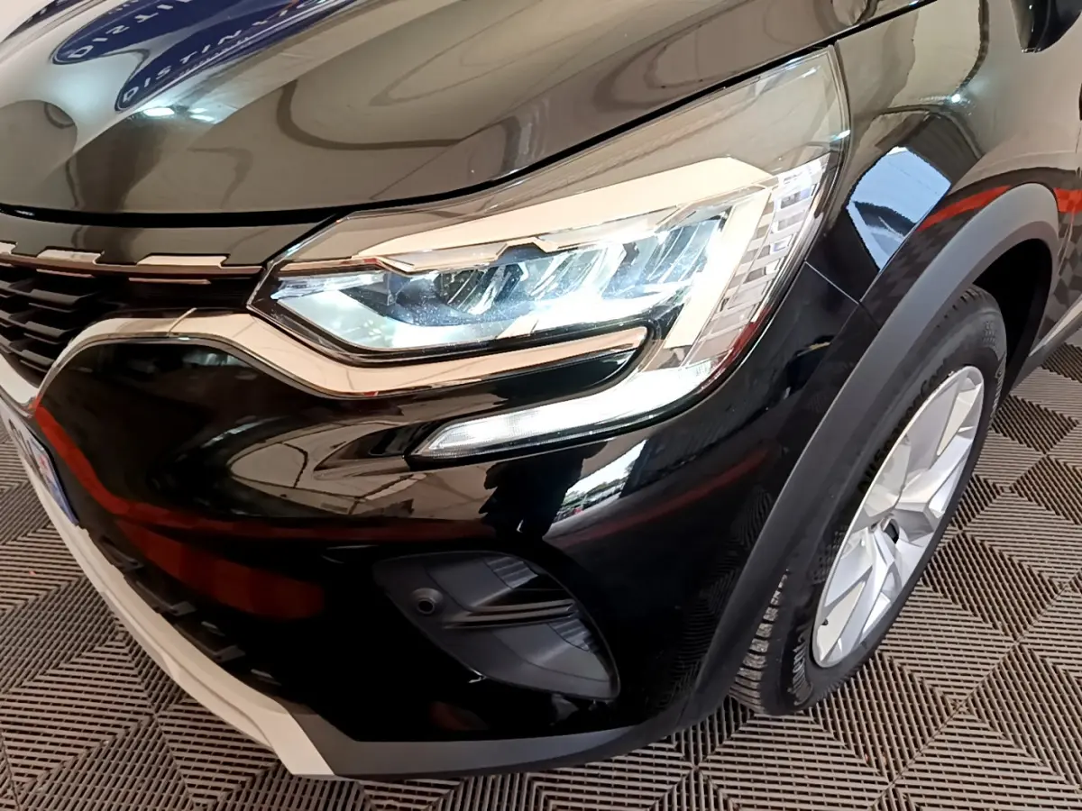Gros plan sur l'avant droit noir du Renault Captur Business Blue dCi 95 avec phare LED et jante alu visible.