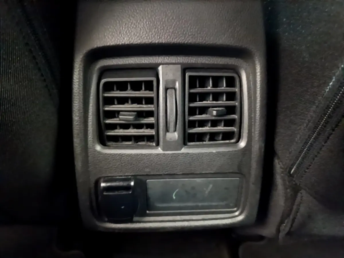 Détail des aérateurs arrière noirs et prise 12V dans l'habitacle du Renault Captur Business Blue dCi 95 2020.