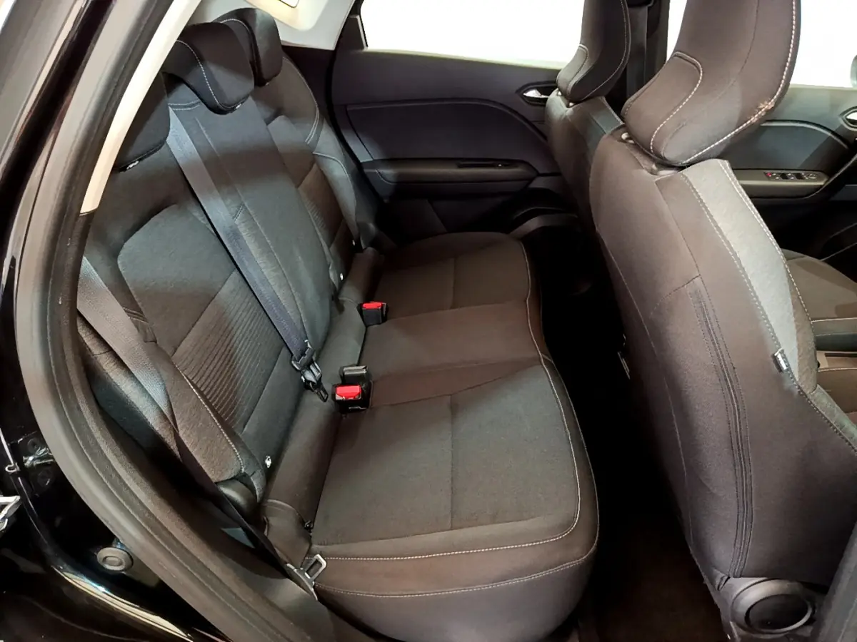 Vue intérieure côté gauche sur la banquette arrière noire du Renault Captur Business Blue dCi 95 de 2020.