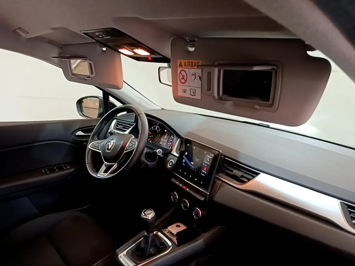 Intérieur du Renault Captur Business noir 2020, vue côté conducteur, tableau de bord avec écran tactile et volant multifonctions.