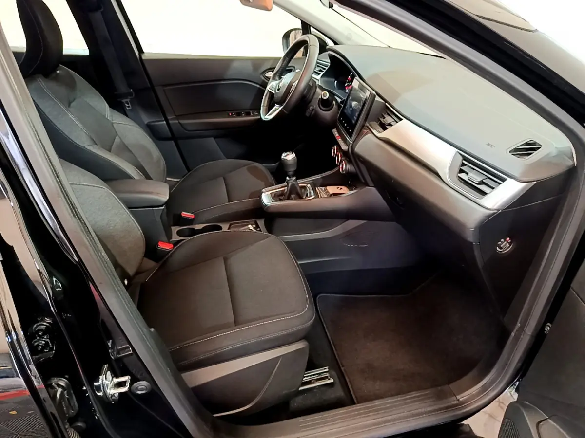 Intérieur avant droit du Renault Captur Business Blue dCi 95 2020 noir, avec tableau de bord moderne et boîte manuelle.
